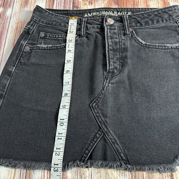 American Eagle Size 0 Black Jean Denim Button Fly Raw Hem Mini Skirt 27X13 - Picture 4 of 8